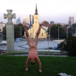 Uomo fa il giro del mondo nudo (e a testa in gi&ugrave;). Ecco perch&eacute; - Thumbnail