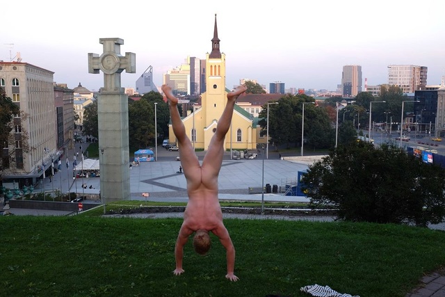 Uomo fa il giro del mondo nudo (e a testa in gi&ugrave;). Ecco perch&eacute;