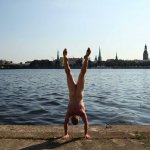 Uomo fa il giro del mondo nudo (e a testa in gi&ugrave;). Ecco perch&eacute; - Thumbnail