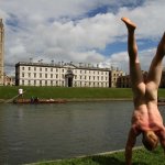Uomo fa il giro del mondo nudo (e a testa in gi&ugrave;). Ecco perch&eacute; - Thumbnail