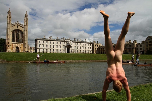 Uomo fa il giro del mondo nudo (e a testa in gi&ugrave;). Ecco perch&eacute;
