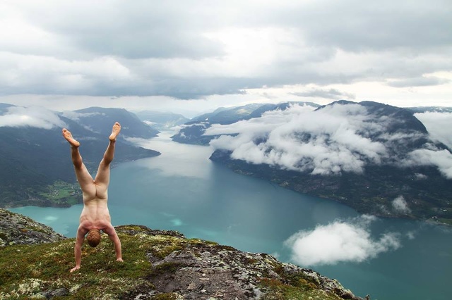 Uomo fa il giro del mondo nudo (e a testa in gi&ugrave;). Ecco perch&eacute;