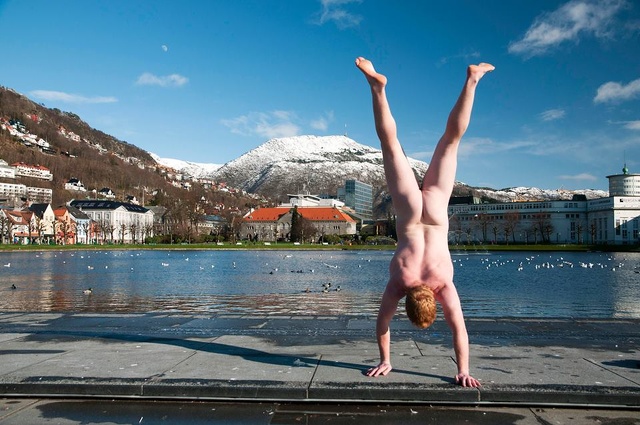 Uomo fa il giro del mondo nudo (e a testa in gi&ugrave;). Ecco perch&eacute;