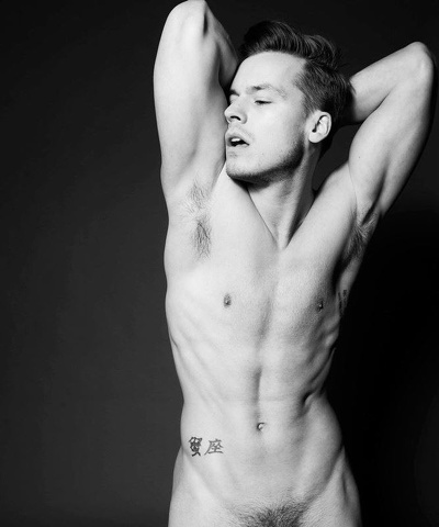 Jason Beitel: un corpo che &egrave; un'opera a cui i fotografi non resistono