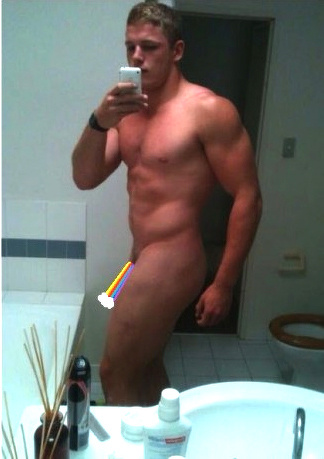 Rugbista si fotografa nudo e le foto fanno il giro del web