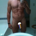 Rugbista si fotografa nudo e le foto fanno il giro del web - Thumbnail