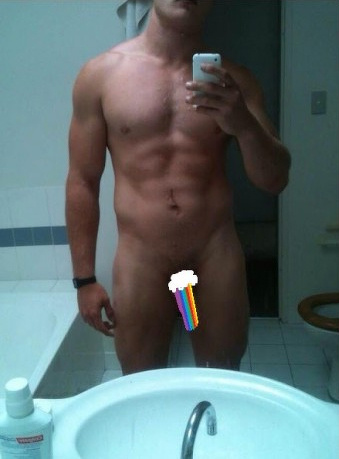 Rugbista si fotografa nudo e le foto fanno il giro del web