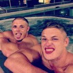 Rugbista si fotografa nudo e le foto fanno il giro del web - Thumbnail