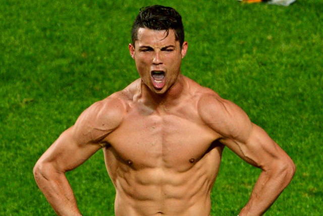 Cristiano Ronaldo segna e mostra un fisico da paura
