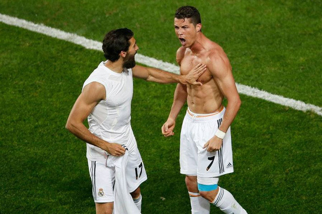 Cristiano Ronaldo segna e mostra un fisico da paura