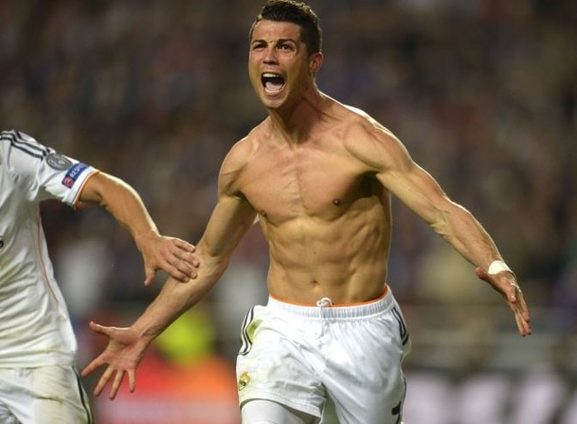 Cristiano Ronaldo segna e mostra un fisico da paura