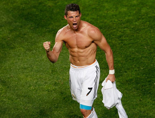 Cristiano Ronaldo segna e mostra un fisico da paura