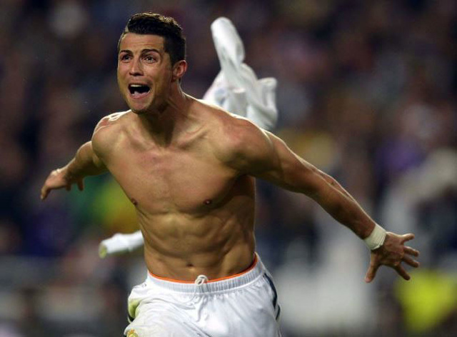 Cristiano Ronaldo segna e mostra un fisico da paura