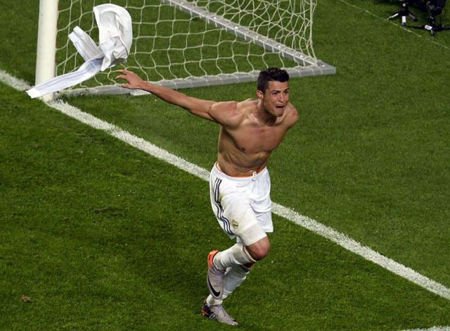 Cristiano Ronaldo segna e mostra un fisico da paura