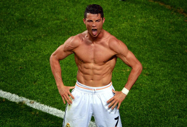 Cristiano Ronaldo segna e mostra un fisico da paura