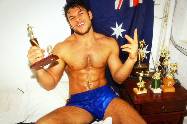 Birra e pantaloncini: il modello australiano diventa uno sportivo sexy
