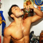 Birra e pantaloncini: il modello australiano diventa uno sportivo sexy - Thumbnail