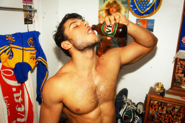 Birra e pantaloncini: il modello australiano diventa uno sportivo sexy
