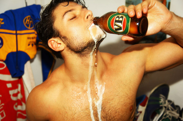 Birra e pantaloncini: il modello australiano diventa uno sportivo sexy