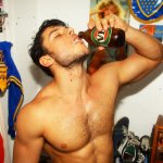 Birra e pantaloncini: il modello australiano diventa uno sportivo sexy - Thumbnail