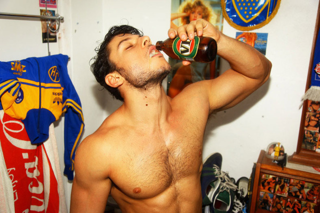 Birra e pantaloncini: il modello australiano diventa uno sportivo sexy