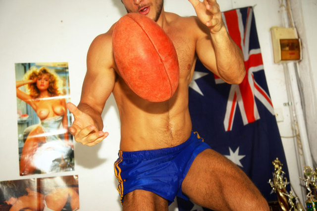Birra e pantaloncini: il modello australiano diventa uno sportivo sexy