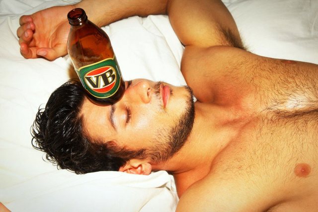 Birra e pantaloncini: il modello australiano diventa uno sportivo sexy