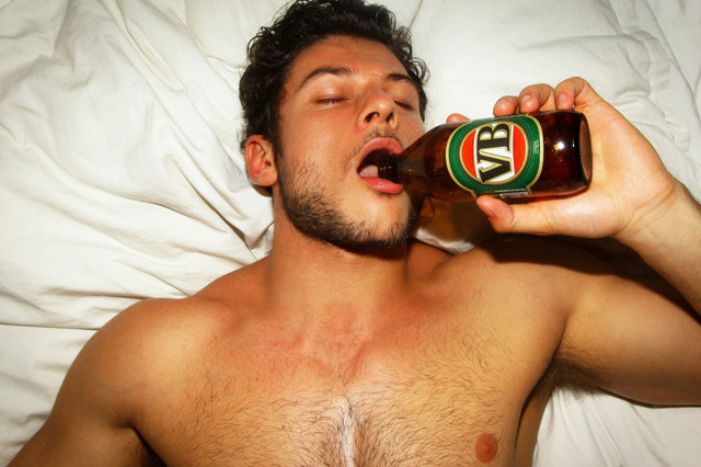 Birra e pantaloncini: il modello australiano diventa uno sportivo sexy