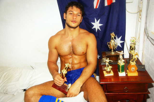 Birra e pantaloncini: il modello australiano diventa uno sportivo sexy