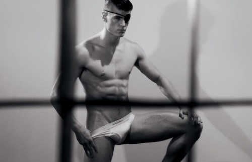L'intimo DSquared coche viene voglia di strapparsi di dosso