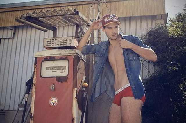 Edwin Bermoser per FU Underwear: la pompa di benzina diventa esplosiva