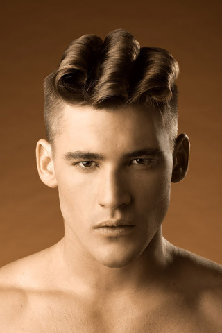 Eric Mor "dal parrucchiere" fotografato da Eitan Bernat