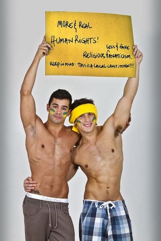 Il fotografo e due attivisti: foto sexy e messaggi contro l'omofobia