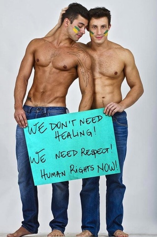Il fotografo e due attivisti: foto sexy e messaggi contro l'omofobia