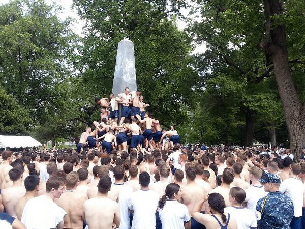I cadetti tornano a scalare l'obelisco ricoperto di grasso