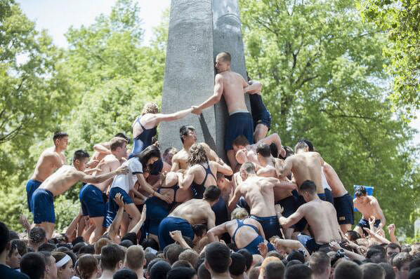 I cadetti tornano a scalare l'obelisco ricoperto di grasso