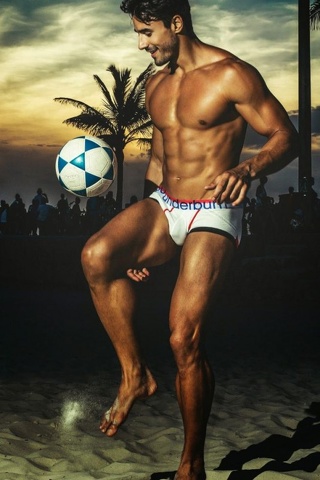 Da modello a calciatore in intimo. Gli scatti sexy per Rounderwear