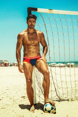 Da modello a calciatore in intimo. Gli scatti sexy per Rounderwear