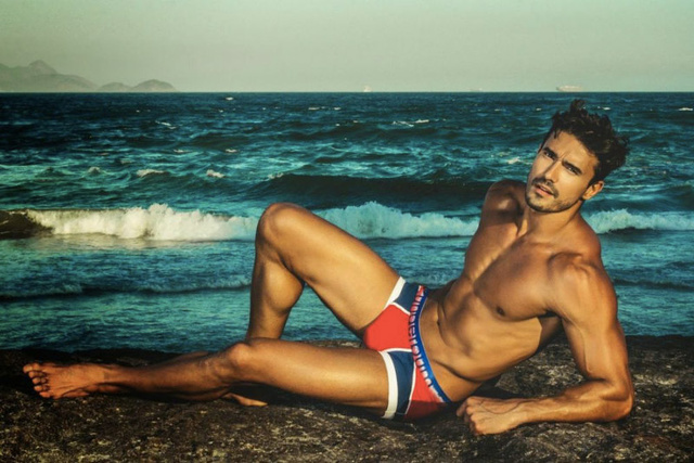 Da modello a calciatore in intimo. Gli scatti sexy per Rounderwear