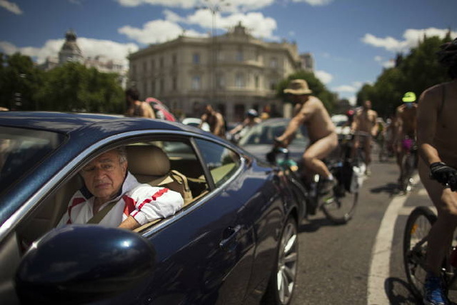 Madrid. Ciclisti nudi alla manifestazione contro le automobili