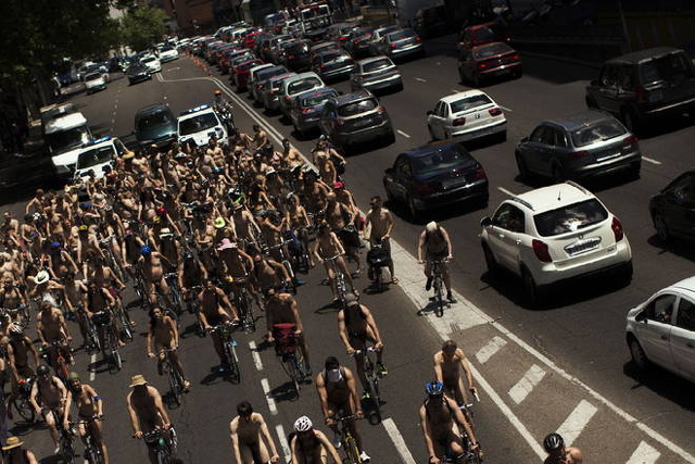 Madrid. Ciclisti nudi alla manifestazione contro le automobili