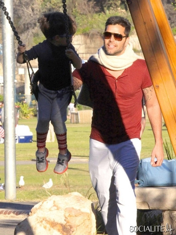 Ricky Martin porta i figli al parco
