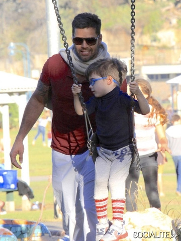 Ricky Martin porta i figli al parco