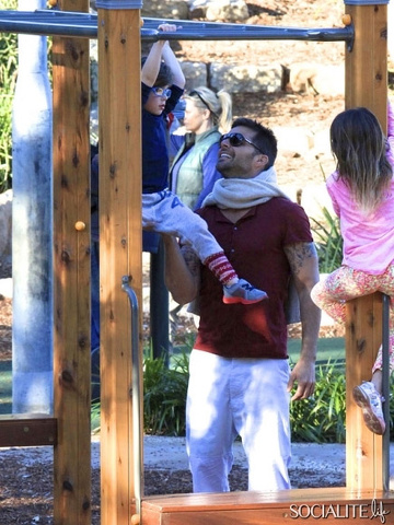 Ricky Martin porta i figli al parco