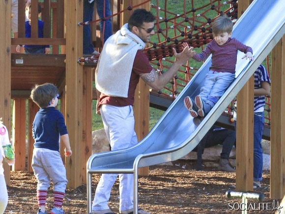Ricky Martin porta i figli al parco