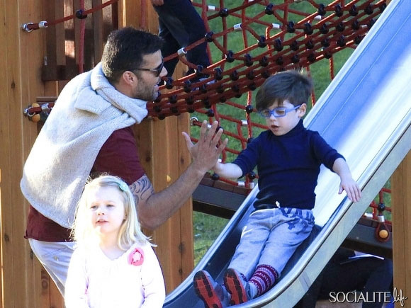 Ricky Martin porta i figli al parco