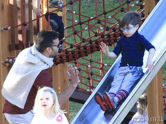 Ricky Martin porta i figli al parco
