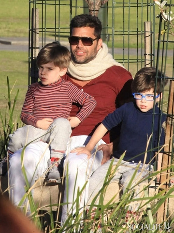 Ricky Martin porta i figli al parco