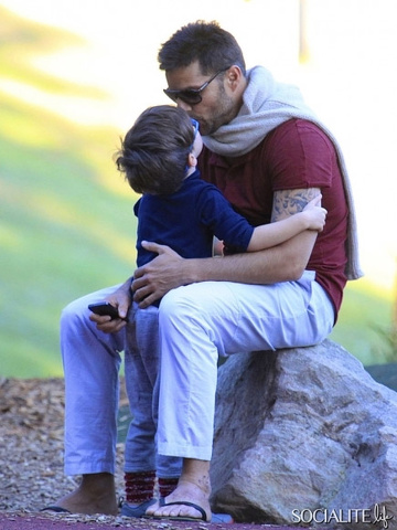 Ricky Martin porta i figli al parco