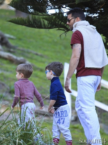 Ricky Martin porta i figli al parco
